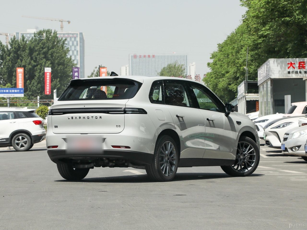 零跑C10 2026款 尾部外观图，LEAPMOTOR 标识